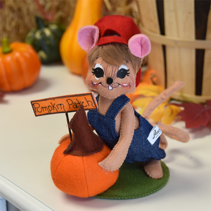 6 inch pumpkin pickin mouse