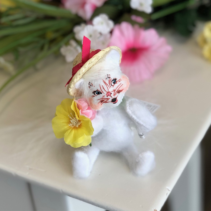 4 inch white kitty holding flowers