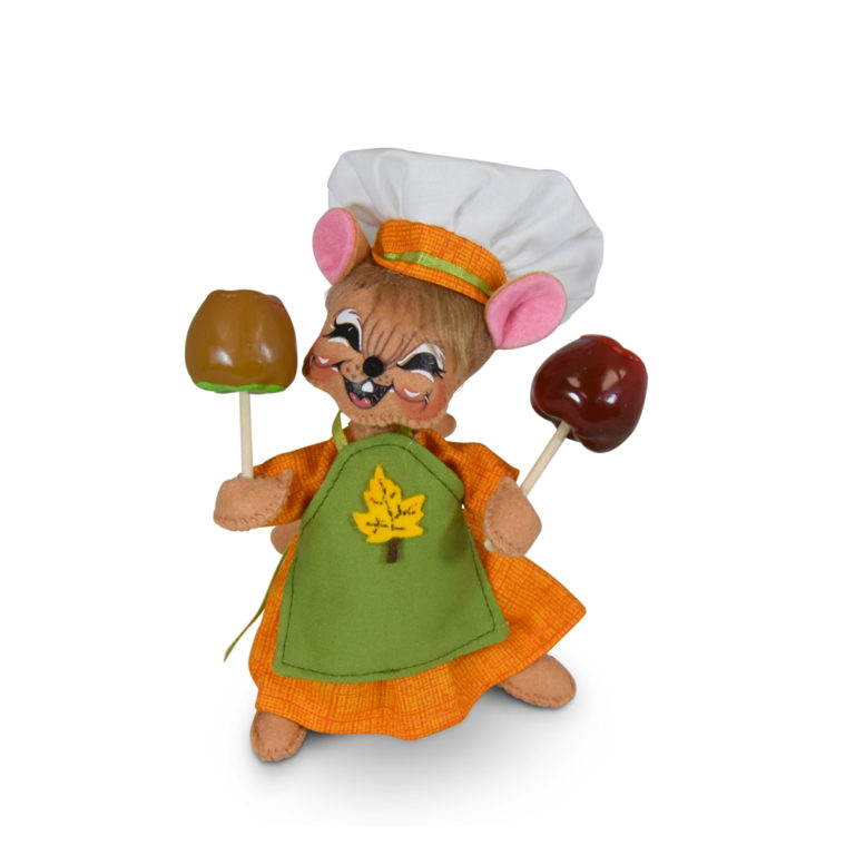 autumn mouse holding candy apples