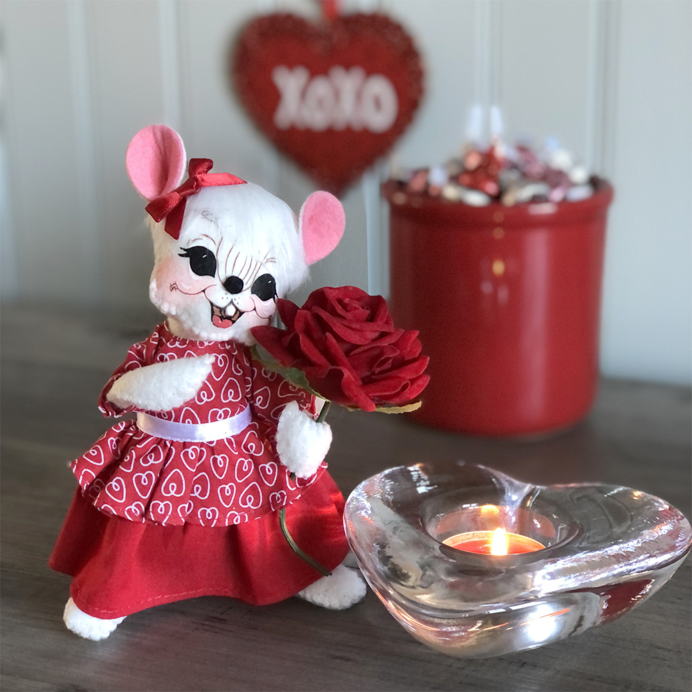 110722-6in Valentine Girl Mouse-WEB
