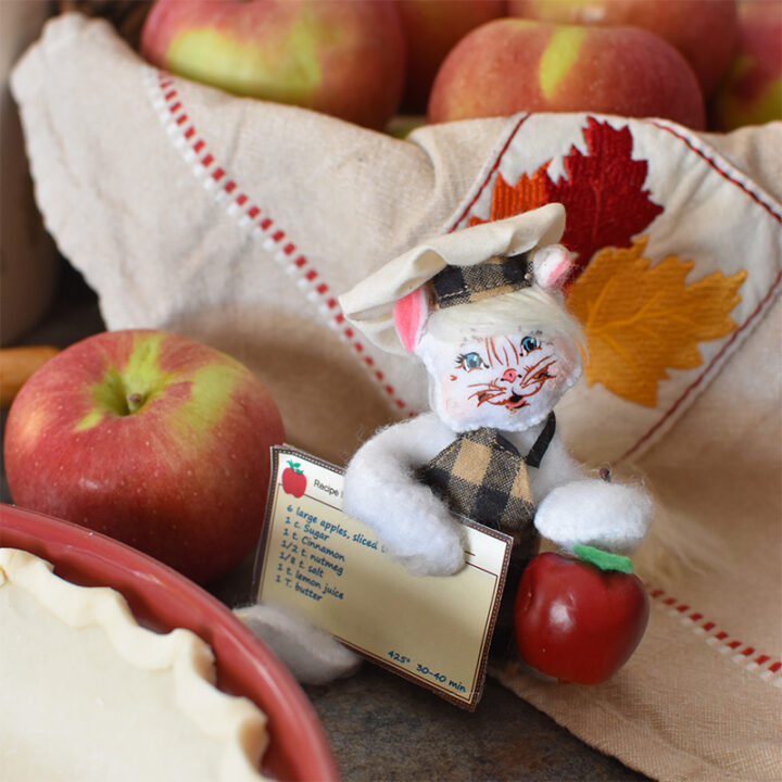 2022 4in Apple Pie Chef Kitty-WEB