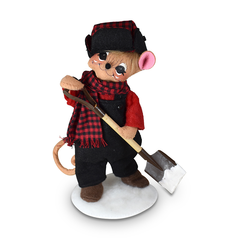 611622 6in Winter Woods Shoveling Mouse