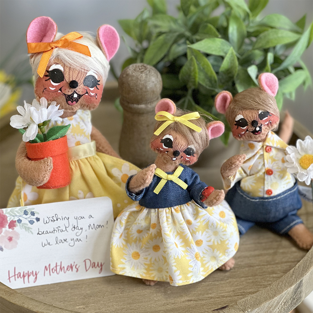 2023 Daisy Mama with girl and boy mouse